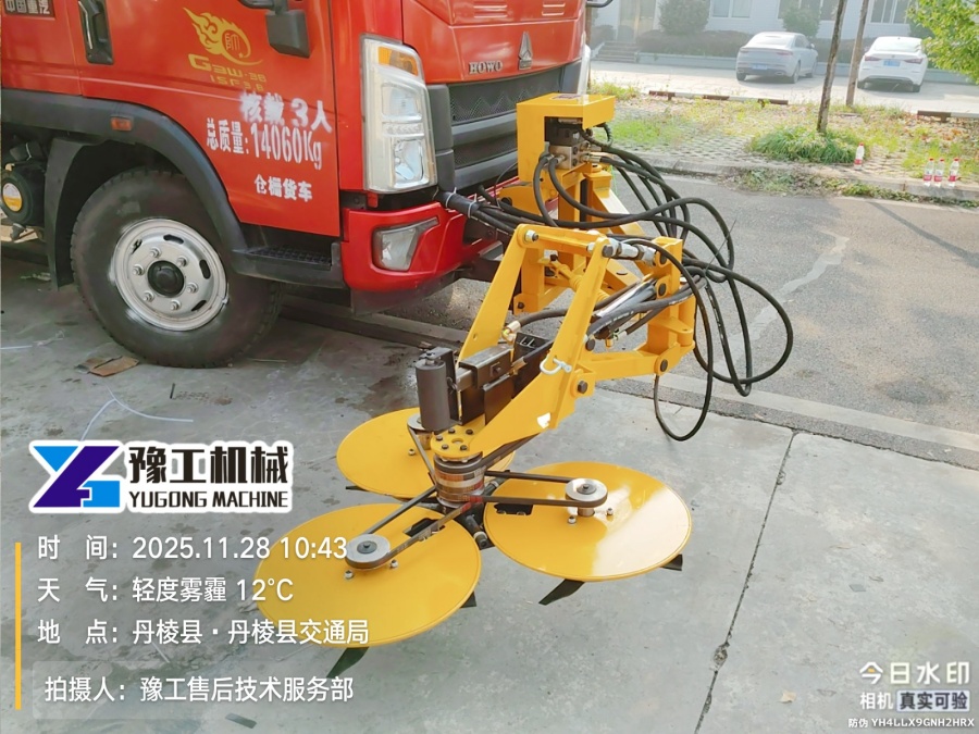 避障式割草机施工现场